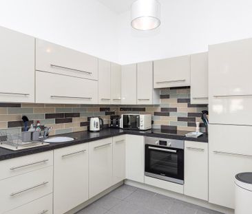 2 bedroom ground floor flat to rent - Photo 3