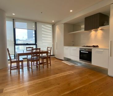 Fully Furnished 2 Bedroom Apartment With Huge Balcony - Photo 2