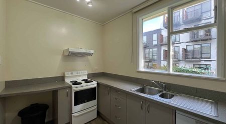 Newtown 4 Bedrooms - Photo 3