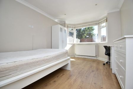 4 bedroom detached house to rent - Photo 3