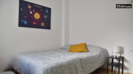 Room for rent in 8-bedroom apartment in L'Amistat, Valencia - Foto 3