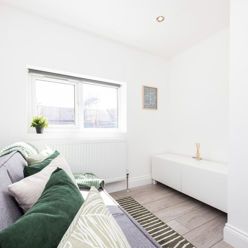 3 Bed Flat, Devonport Road, W12 - Photo 1