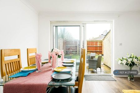 3 bedroom terraced house to rent - Photo 4