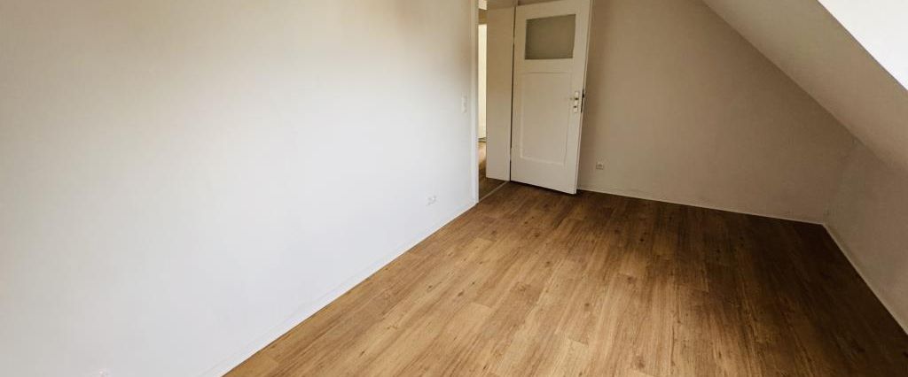 Ruhig wohnen, zentral leben - Modernisierte Dachgeschoss-Wohnung! - Photo 1