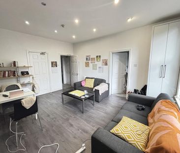 3 bedroom flat to rent - Photo 2