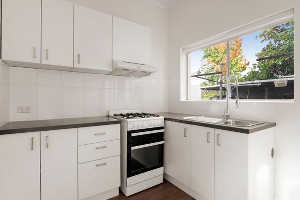Studio Apartment Available In Desirable Toorak - Photo 1