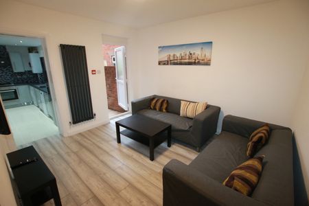 6 Bed Terraced House, Grange Avenue, RG6 - Photo 2