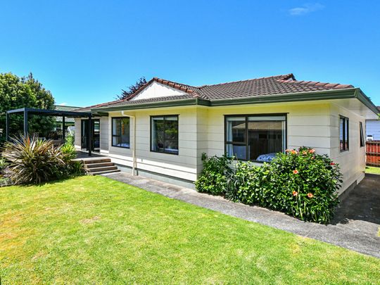 This cozy three bedroom home is looking for its new tenants. - Photo 1