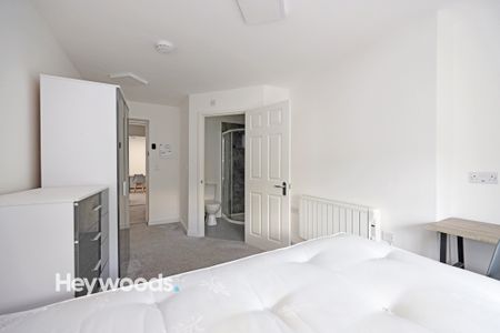 House of multiple occupation to rent in Room 2, Ironmarket - Photo 4