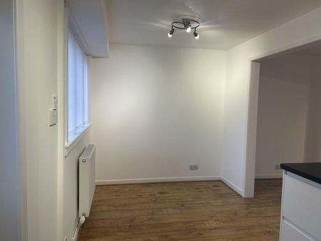 3 bedroom semi-detached villa to rent - Photo 4