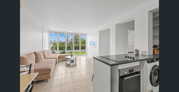 Spacious 5-Bedroom Queenslander with City Views in the Heart of Windsor - Photo 1