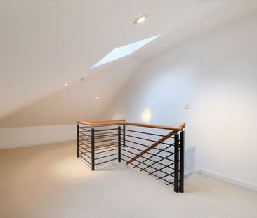 SPACIOUS MODERN TOWNHOUSE - Photo 3