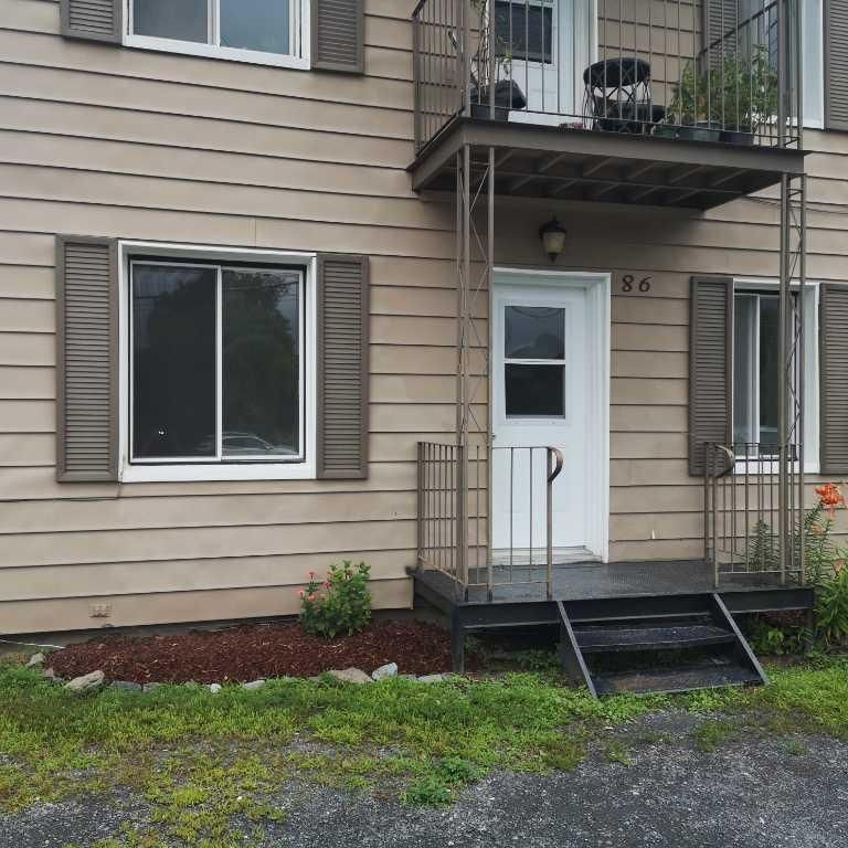6 ½ à Cowansville sur Boul. des Vétérans (non inondable). - Photo 1