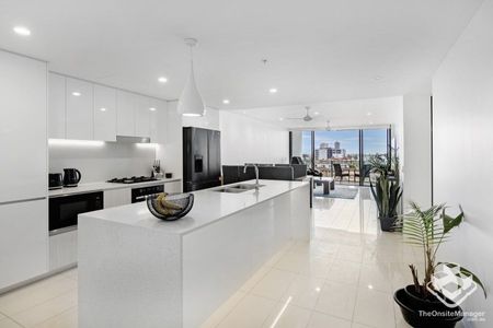 STUNNING BROADWATER VIEWS, MODERN, LIGHT-FILLED APARTMENT - Photo 3