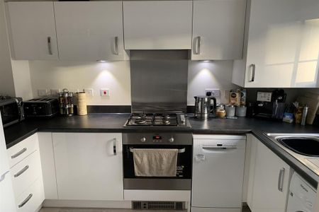 2 bedroom semi-detached house to rent - Photo 5