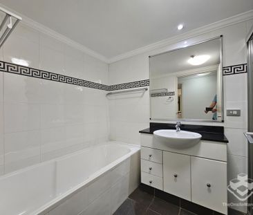 NEWLY RENOVATED 2 BEDROOM 2 BATHROOM APARTMENT - Photo 5