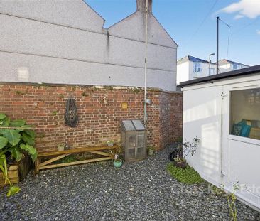 4 bedroom terraced house to rent - Photo 6