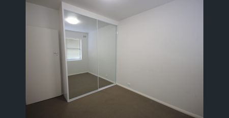 SPACIOUS THREE BEDROOM UNIT ! - Photo 2