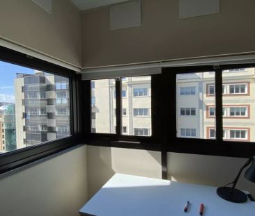 Room in a shared 5-bedroom apartment for rent in Palacio, perfect for professionals - Foto 6