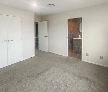 3 bedroom home in Flat Bush! - Photo 2