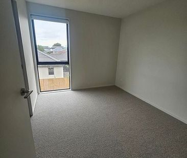 Modern 2BR Townhouse in Sydenham - Photo 2