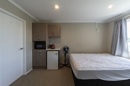 Convenient All inclusive 1-Bedroom with Ensuite - Walking Distance to Waikato Hospital - Photo 2