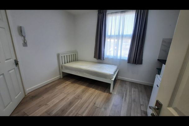 Studio Flat, Rushey Green, SE6 - Photo 1