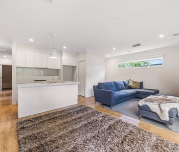 3 BEDROOM TOWNHOUSE WITH MODERN APPLIANCES THROUGHOUT - Photo 4