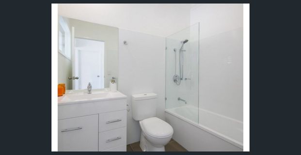 Break Lease - Stunning Modern Townhouse - Two Master Bedrooms - Brilliant Location - Coombabah - Photo 1