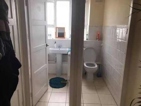 3 Bed Flat, Penrose St, SE17 - Photo 2