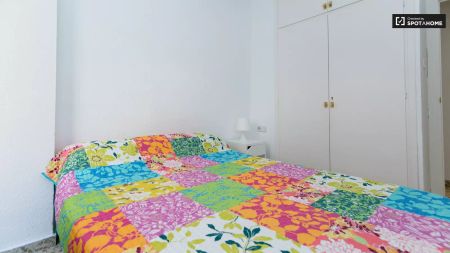 Double bed in Room in a shared 5-bedroom apartment for rent in Camino de Ronda, professionals and students welcome - Foto 5