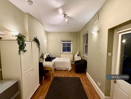 1 bedroom in a flat share to rent - Photo 2