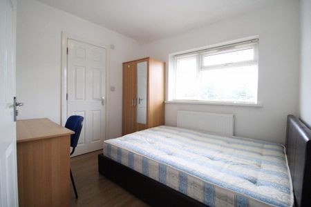 4 bedroom semi-detached house to rent - Photo 3