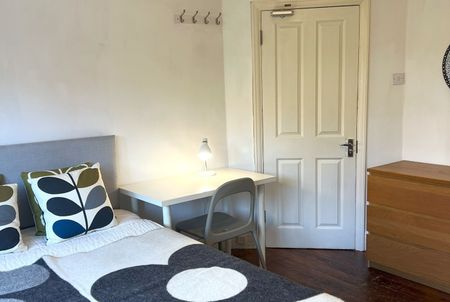 5 Bed Semi-Detached House, Bevendean Crescent, BN2 - Photo 3