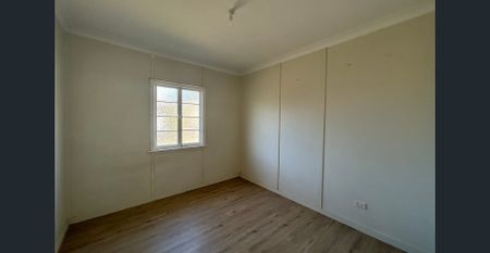 THIS BEAUTIFUL QUEENSLANDER IS AVAILABLE NOW - NEW FLOORING INSTALLED THROUGH OUT! - Photo 5