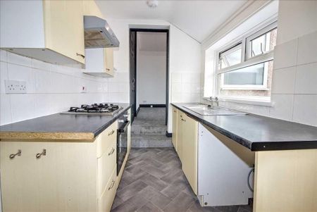 3 bedroom flat to rent - Photo 2