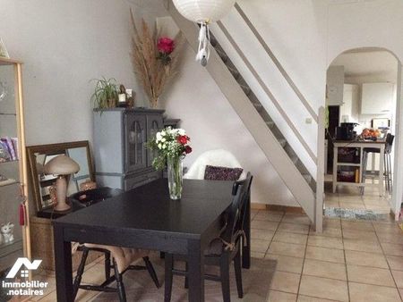 Une maison comprenant : Rdc ; salon séjour avec feu à bois, cuisine aménagée Salle de bain a... - Photo 2