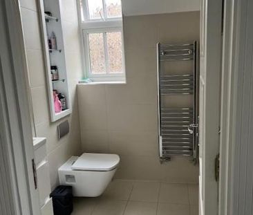 Beautiful double bedroom, light and airy, with en-suite shower room. - Photo 1