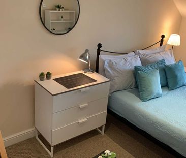 COUPLES WANTED! Room 3: 12 Pickering, Guildford, GU2 8AH - Photo 3