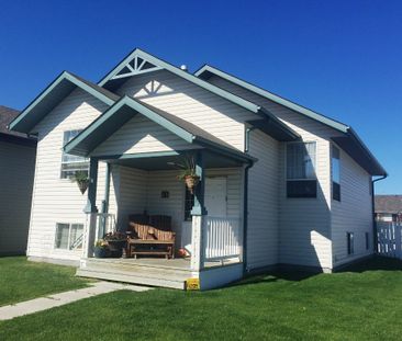 Spacious 3-Bed, 1-Bath Main with Fenced Yard! - Photo 1