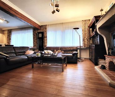 Dit veelzijdige pand met een grondoppervlakte van 240 m² combineert... - Photo 3