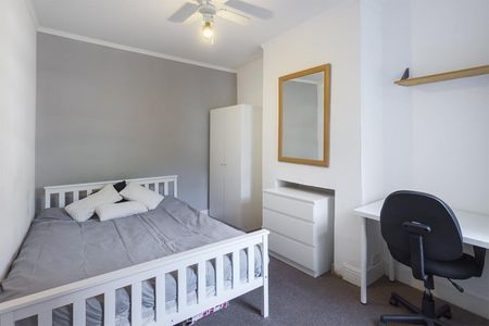 5 bedroom House To Let - Photo 4