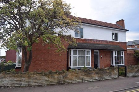 3 bedroom semi-detached house to rent - Photo 5