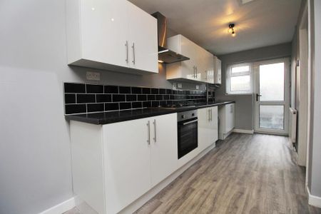 2 bedroom terraced house to rent - Photo 4