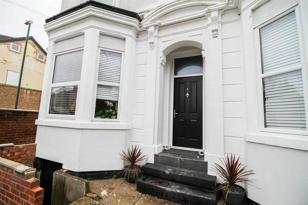 2 bedroom property to rent - Photo 1