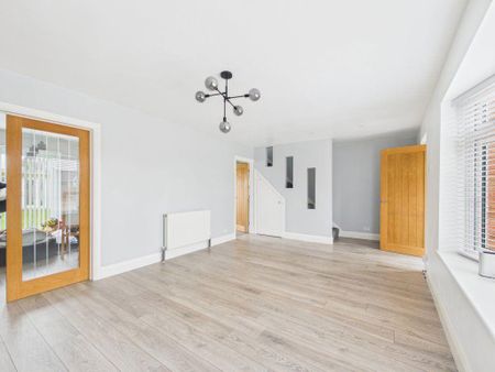 4 bedroom semi-detached house to rent - Photo 3