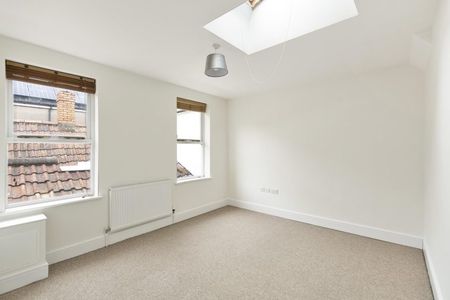 3 Bed Flat - Photo 3