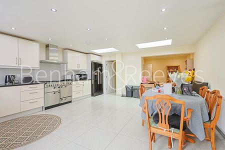 5 bedroom semi-detached house to rent - Photo 2