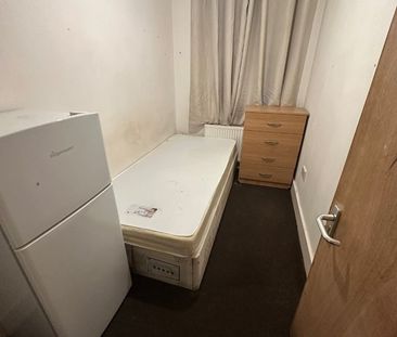 Room in a Shared Flat, Denzil Road, NW10 - Photo 1