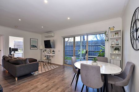 TWO BEDROOM GOUND FLOOR APARTMENT WITH COURTYARD - Photo 5